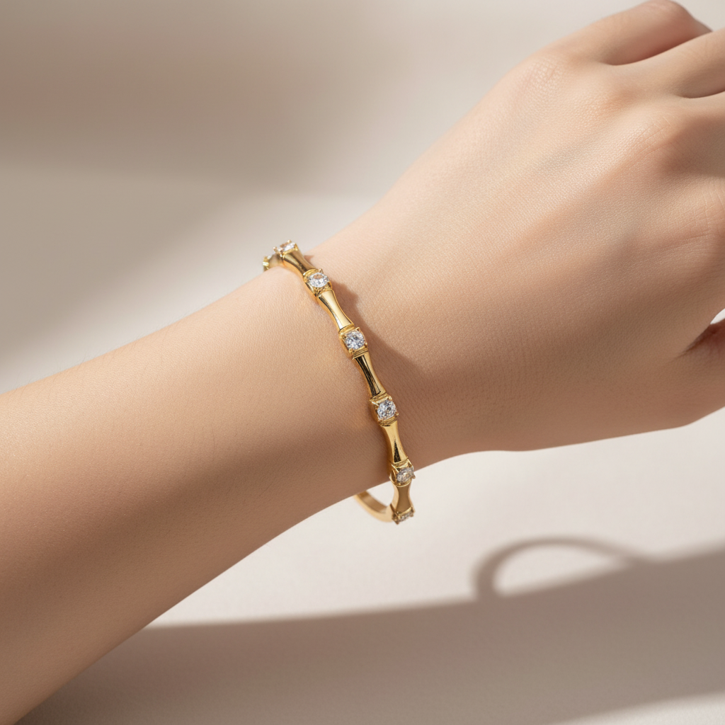 Bracciale bamboo dorato indossato al polso