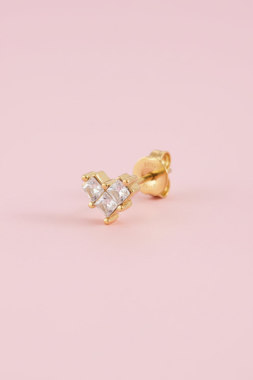 Mono orecchino cuore gold sfondo rosa