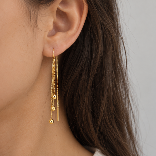 Mono orecchino Pendy Pepite gold indossato, con catenine e piccole sfere pendenti