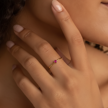 Anello cuore fucsia indossato - modella diversa