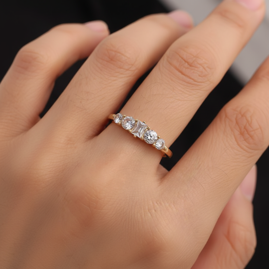 Anello dorato 5 cristalli indossato posizione diversa