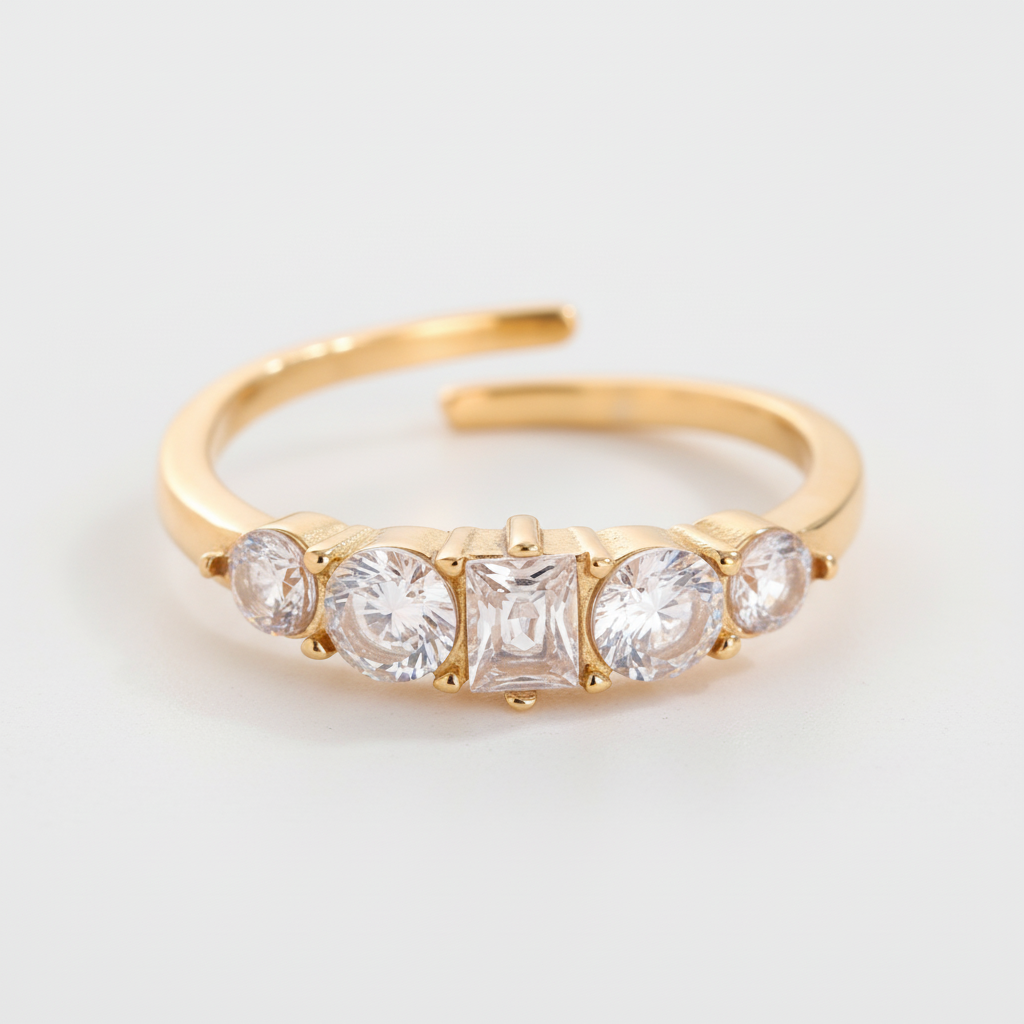 Anello dorato 5 cristalli sfondo grigio