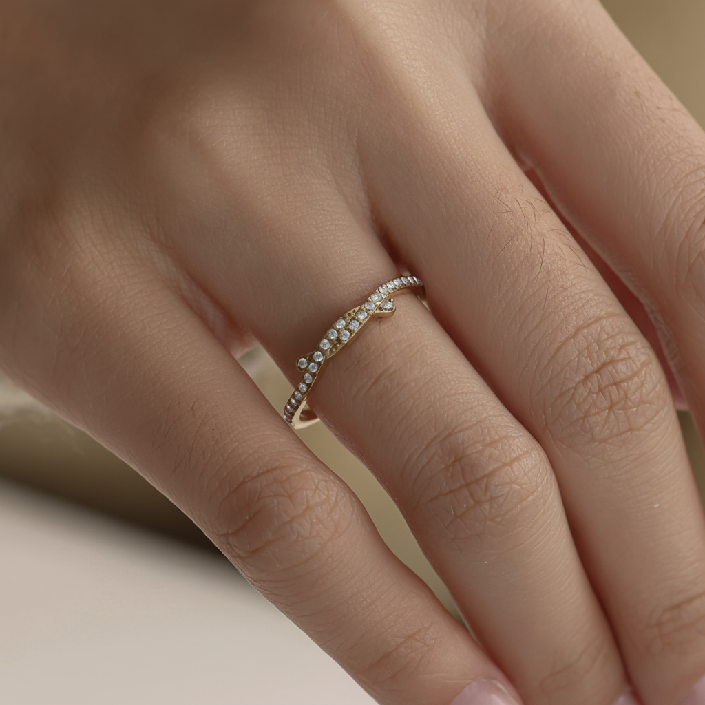 Anello dorato con cristalli pavé indossato