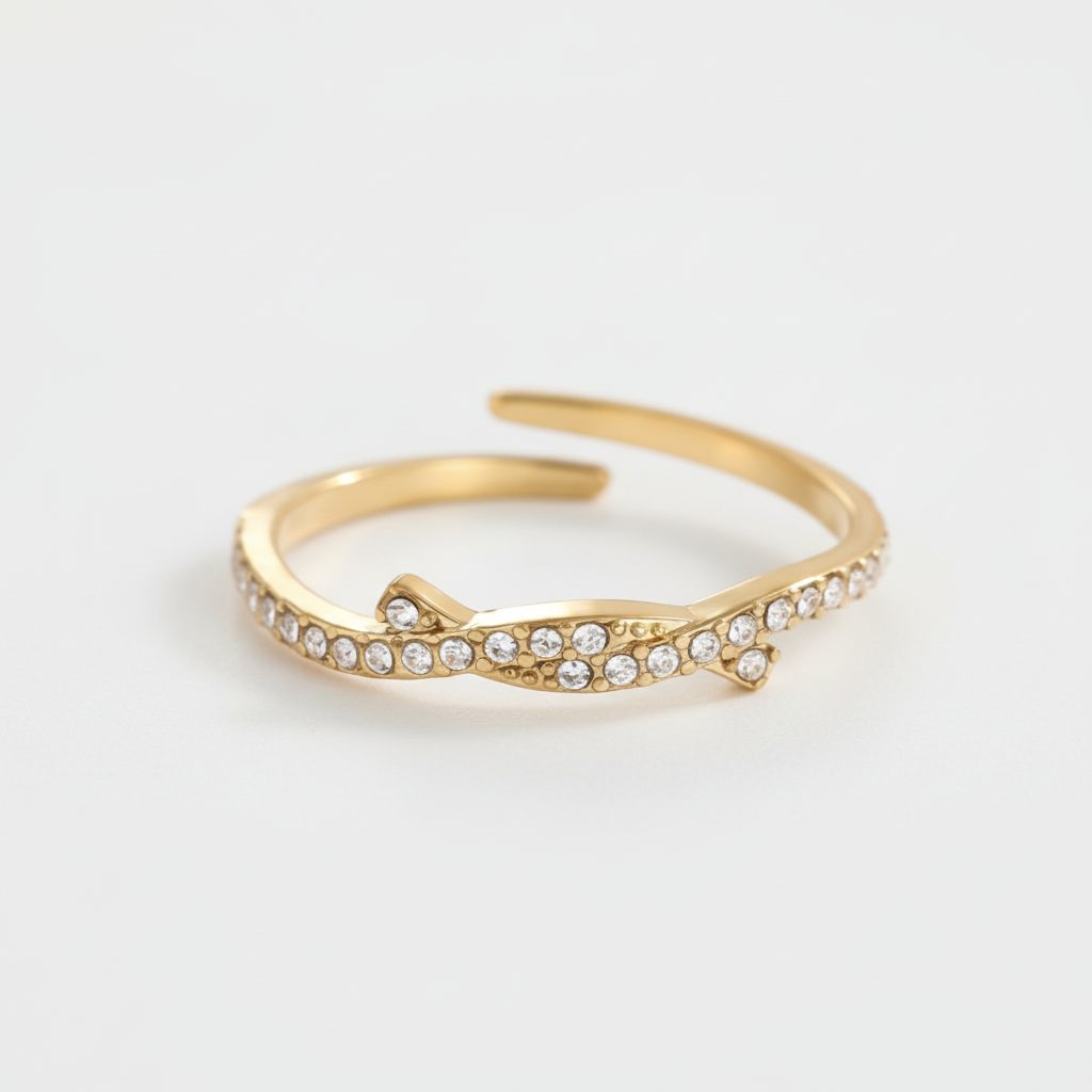 Anello dorato con cristalli pavé