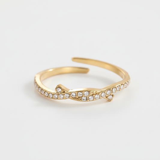 Anello dorato con cristalli pavé