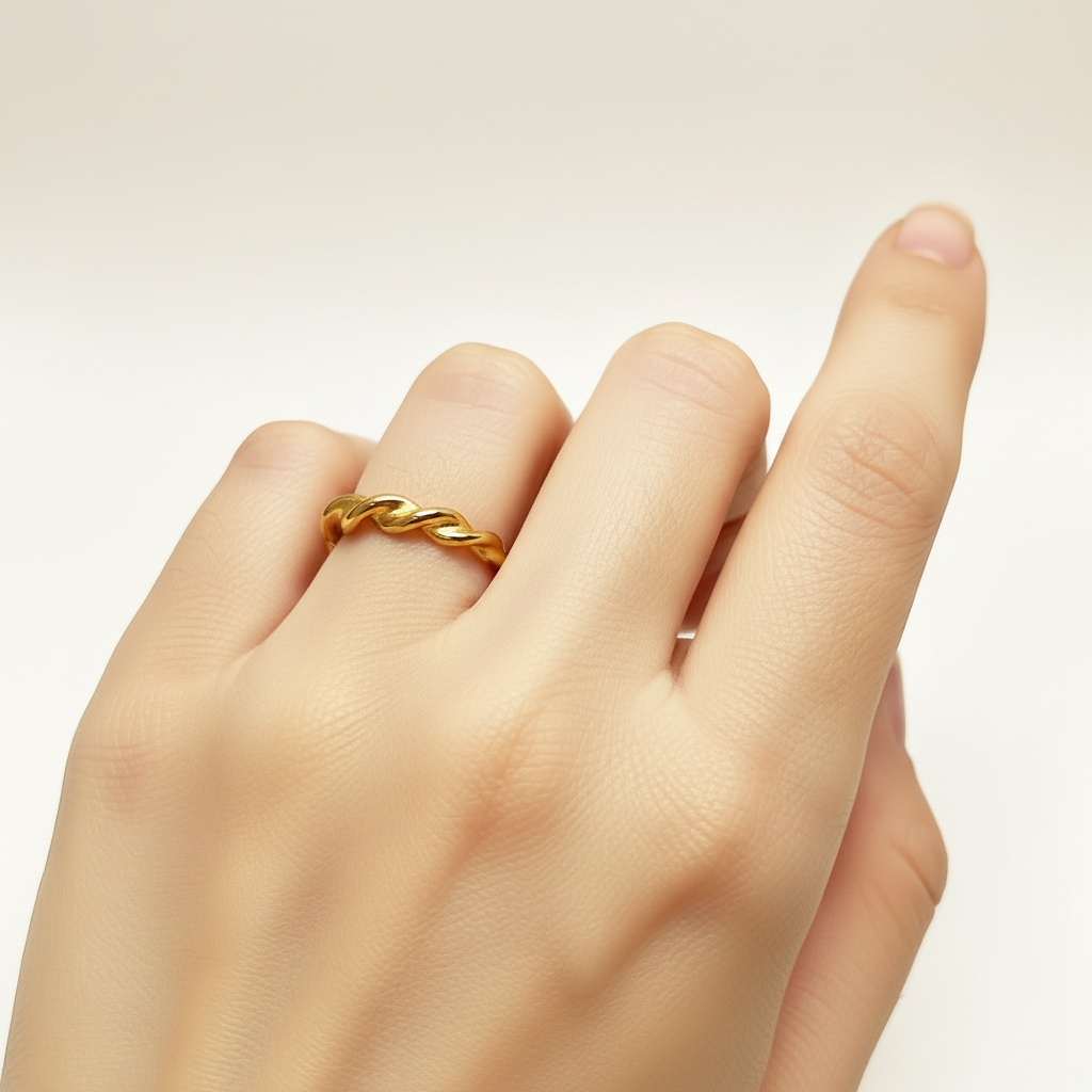 Anello intrecciato gold indossato caldo