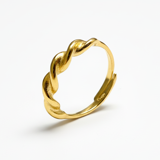 Anello intrecciato gold sfondo grigio chiaro