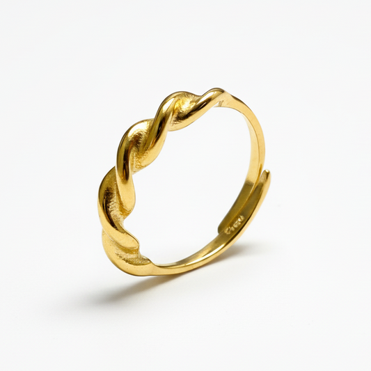 Anello intrecciato gold sfondo grigio chiaro