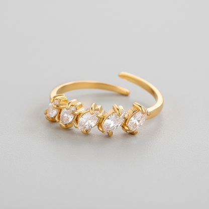 Anello marquise dorato sfondo grigio