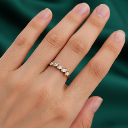 Anello marquise dorato su sfondo verde scuro
