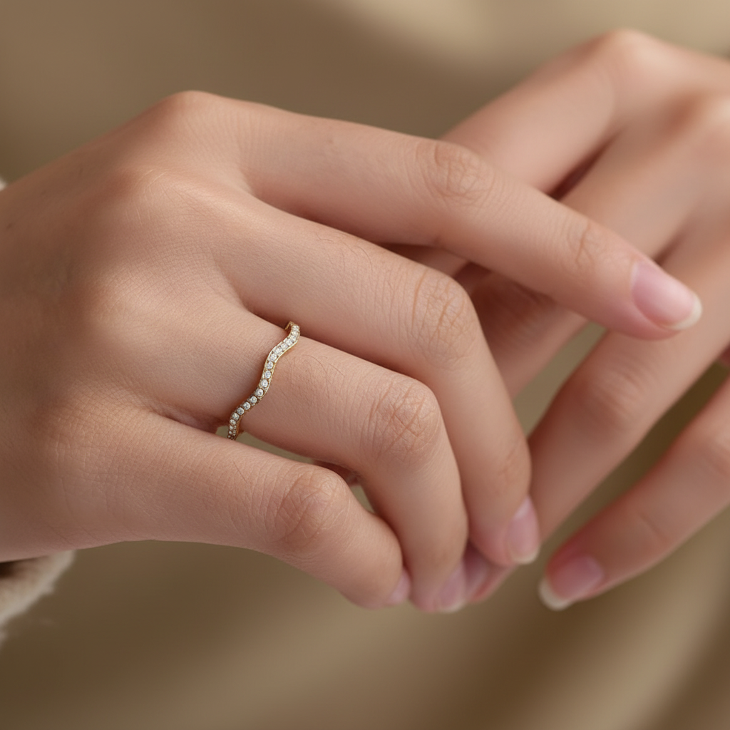 Anello ondulato dorato pavé indossato