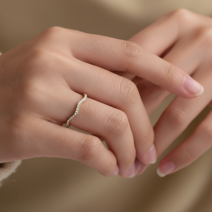 Anello ondulato dorato pavé indossato