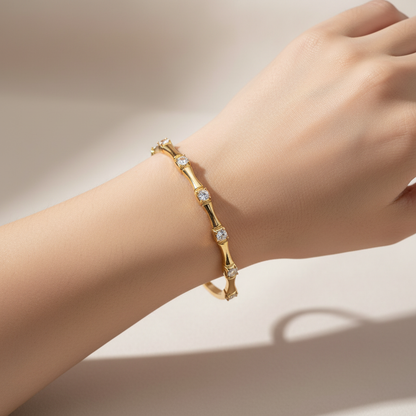 Bracciale bamboo dorato indossato al polso
