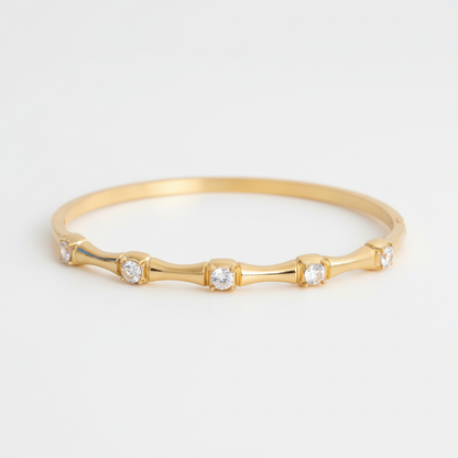 Bracciale bamboo dorato su sfondo grigio chiaro
