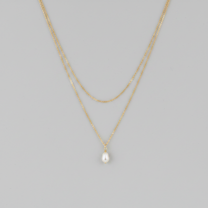 Collana doppia gold perla - sfondo grigio chiaro piatto