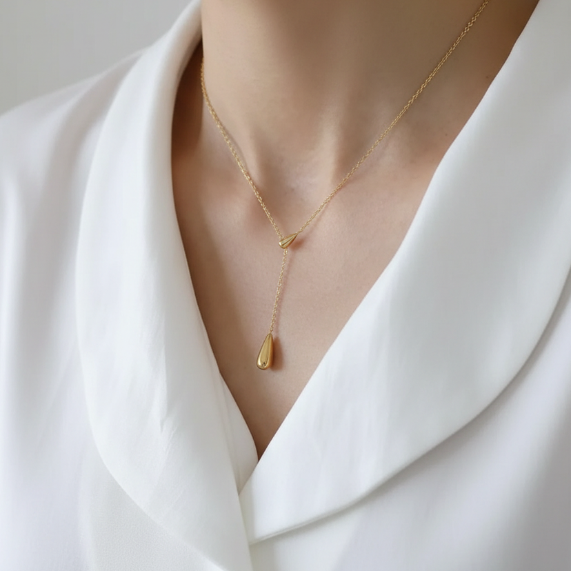 Collana Y-drop close-up indossata