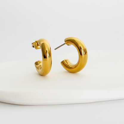 Orecchini semicerchio 6mm gold con farfallina